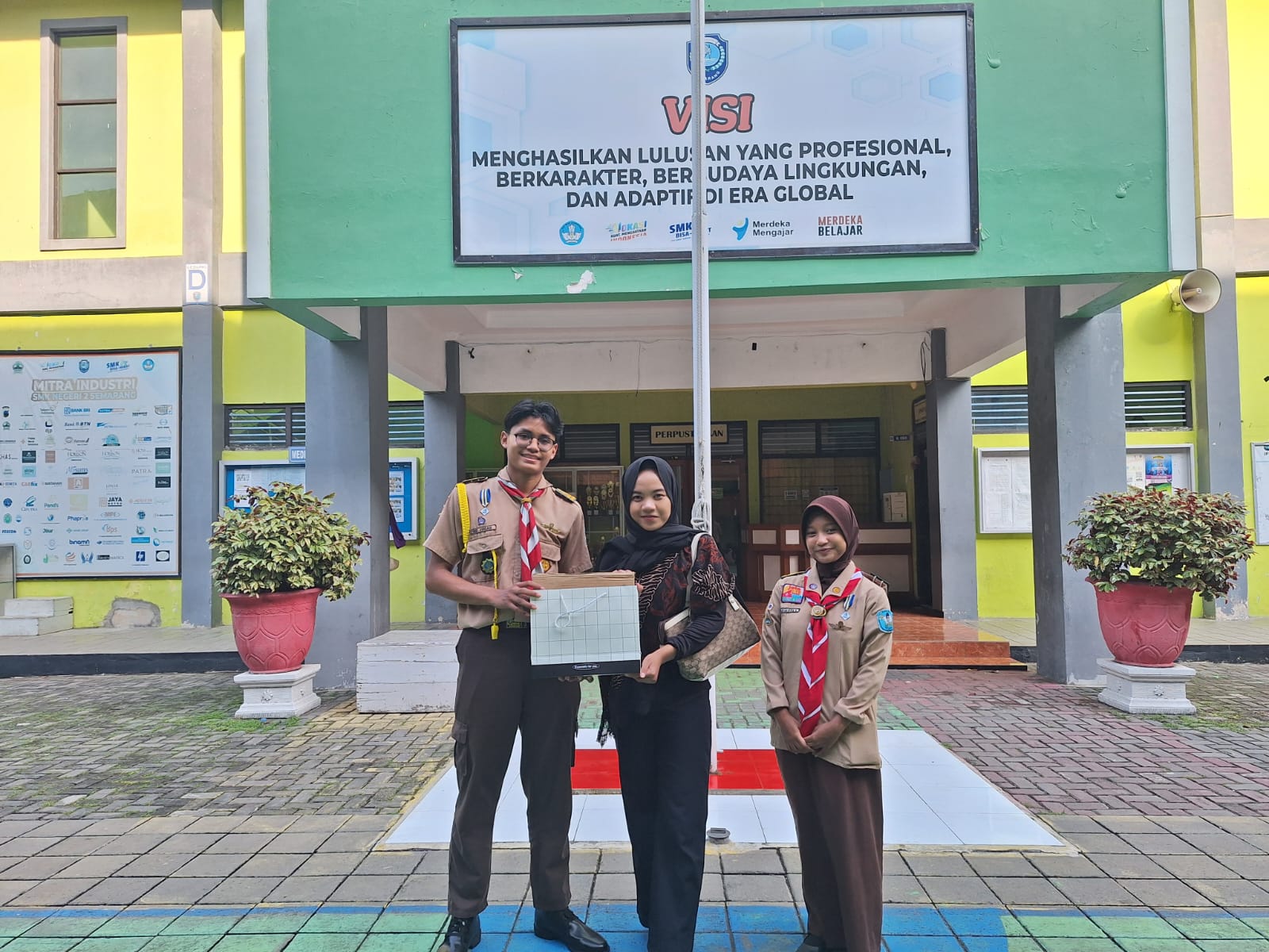 Pemberian Kenang-Kenangan
